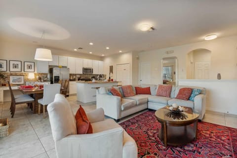 Vista Geral do Living, cozinha americana ao fundo e sala de jantar.