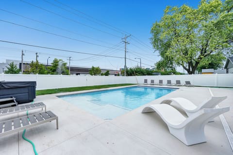 Hot Tub & Heated Pool