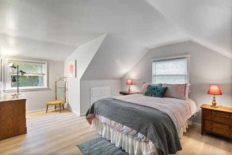 Primary Bedroom -- Queen Bed