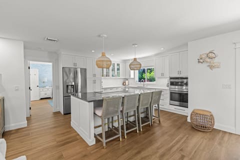 Whip up delicious meals in our spacious, fully-equipped kitchen featuring modern appliances and a large island for gathering! 🍳🍽️👨‍🍳