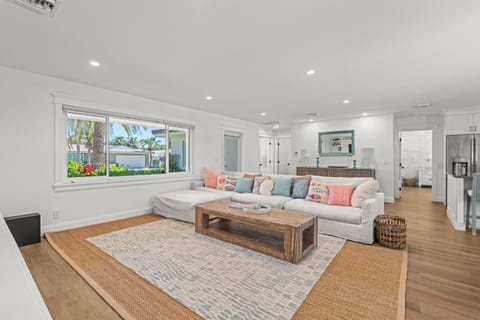 Relax and unwind in our spacious and bright living room, featuring plenty of comfortable seating for everyone to gather! 🛋️✨🏡