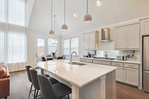 Looking for a kitchen that will take your culinary creations to new heights? Look no further than this stunning open-concept chef’s kitchen!