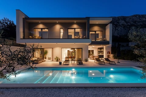 Villa Adventure with 3 en-suite bedrooms, a Media room, private pool, 7km from Omiš