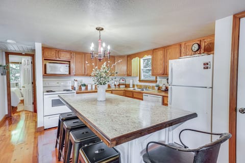 Breakfast Bar | Dishware/Flatware