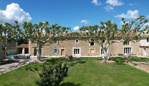LAMANON holiday rental Provencal farmhouse for rent with all comfort, façade for 12 people. Book online with Plaisirs & maison de Provence
