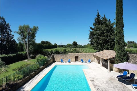 LES VIGNERES holiday rental farmhouse for rent with all comfort, swimming pool for 10 people. Online reservation with Plaisirs & maison de Provence