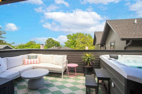 Rooftop Deck w/Hot Tub