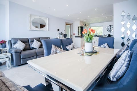 Waters Edge - 2 Bedroom Apartment - Tenby (19610)