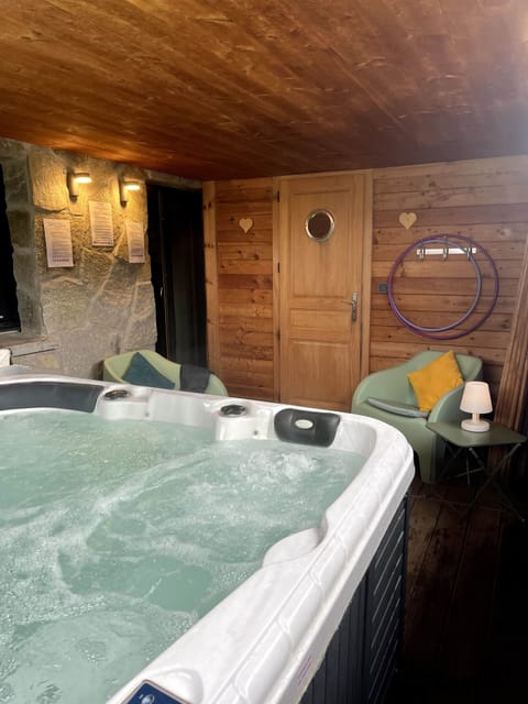 Jacuzzi at the Coup de coeur du Renard chalet