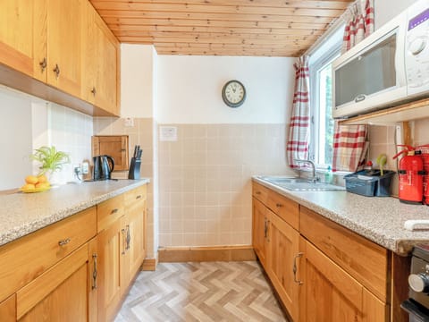 Kitchen | Carraig-Dhubh South - Carraig Dhubh Cottages, Whiting Bay