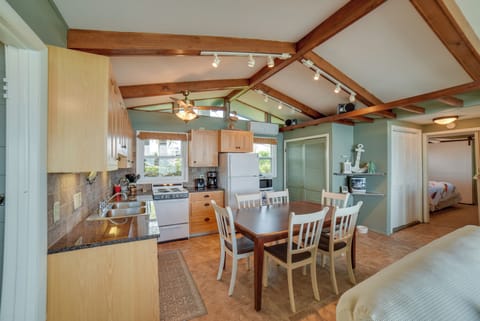 Dining Area | Dishware & Flatware Provided