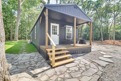 Grove Vacation Rental | 2BR | 1BA | 704 Sq Ft | Stairs Required