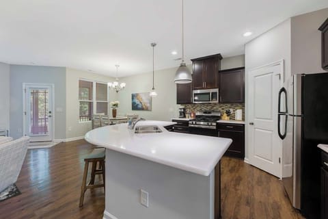 Picture yourself in this open concept kitchen making fresh pancakes & coffee!  