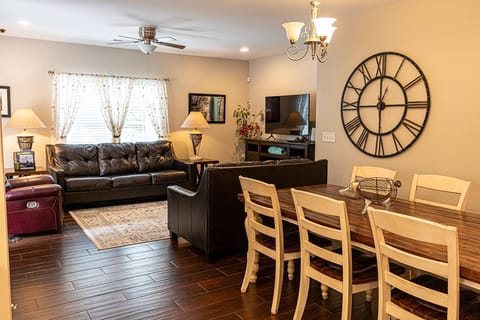 Living room/dining area