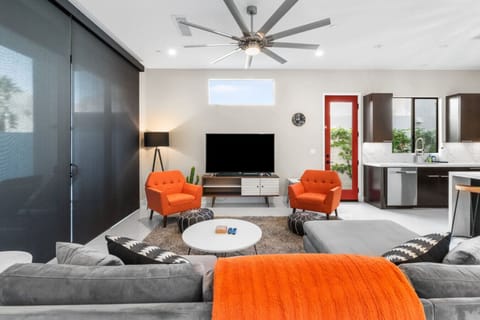 Cozy and stylish - chill out in this bright and inviting living room with TV and soundbar.