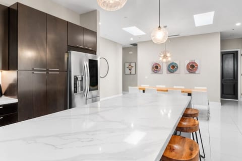 Fully stocked kitchen - ideal for family dinners or quick bites before hitting the golf course