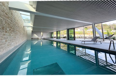 Welcome to Trébeurden! This seaside apartment offers stunning ocean views, direct Tresmeur beach access, a heated indoor pool, and a ping-pong table for added fun. The kitchen is fully fitted and equipped, perfect for preparing delicious meals with family or friends. Relax year-round and enjoy breathtaking sunsets, water activities, and the natural beauty of Brittany. Just minutes from shops, restaurants, and hiking trails, this apartment is the ideal getaway for sea and nature lovers.