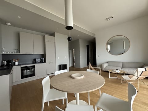 Welcome to Trébeurden! This seaside apartment offers stunning ocean views, direct Tresmeur beach access, a heated indoor pool, and a ping-pong table for added fun. The kitchen is fully fitted and equipped, perfect for preparing delicious meals with family or friends. Relax year-round and enjoy breathtaking sunsets, water activities, and the natural beauty of Brittany. Just minutes from shops, restaurants, and hiking trails, this apartment is the ideal getaway for sea and nature lovers.