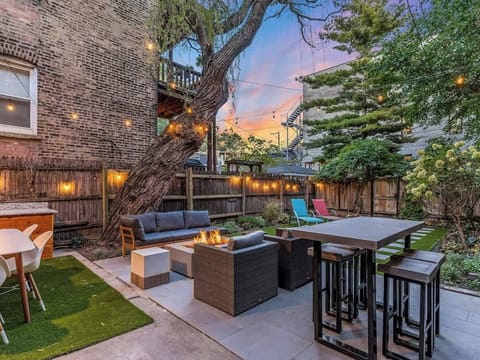 The private backyard in Chicago offers ample space, perfect for relaxation and outdoor activities amidst a serene urban setting.