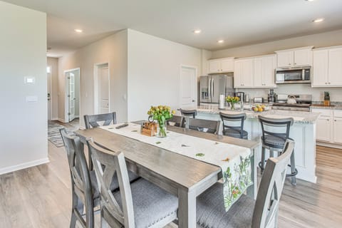 Dining Area | Dishware & Flatware Provided | Central A/C & Heat | 1st Floor