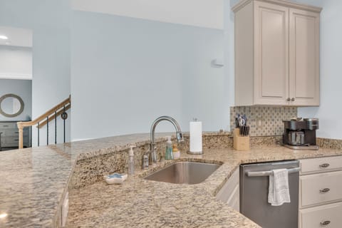 Kitchen, Keurig and drip carafe options