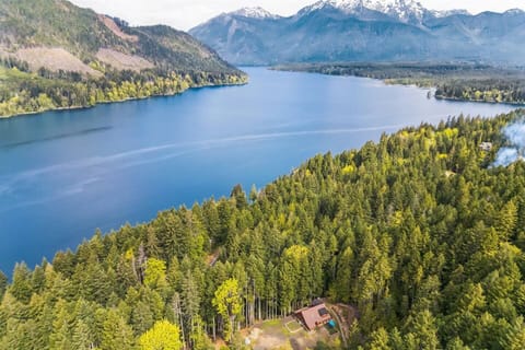 Secluded 10-acre cabin, minutes from Lake Cushman & Olympic National Park