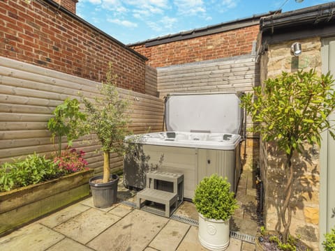 Hot tub | Greenwell Cottage, Chesterfield