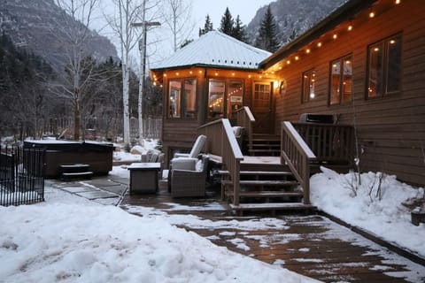 Backyard oasis with Jacuzzi, fire-pit chat set, grill, deck, views!
