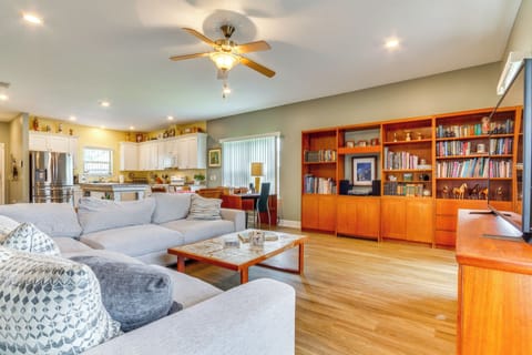 Living Room | Smart TV | Free WiFi | Central A/C & Heating