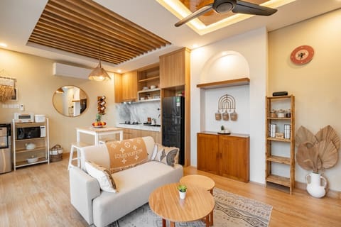 Ground floor with full access to all areas and amenities.