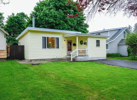 A warm welcome to the Sunny CDA Cottage, our charming retreat in Coeur D’Alene, Idaho.