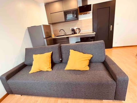 Le salon est bien agencé, avec des couleurs tamisées qui créent une atmosphère calme et agréable. Il est bien éclairé, avec une lumière naturelle qui met en valeur l`espace. Lm sud conciergerie Montpellier