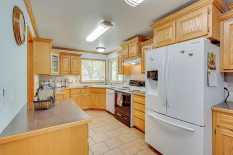 Kitchen | Drip Coffee Maker | Dishwasher | Blender | Main Floor