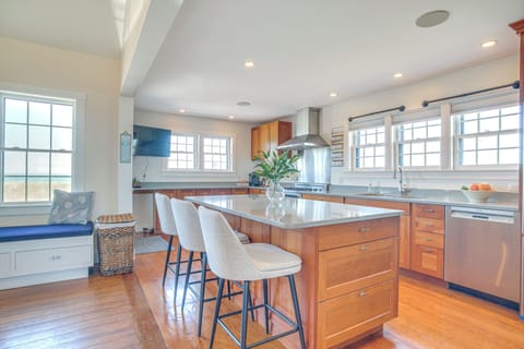 Kitchen | Drip & Keurig Coffee Makers | Blender | Toaster | Spices