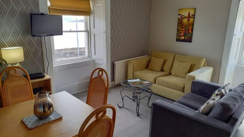 L/room with dining table