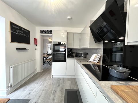 Fully equipped kitchen with under counter fridge & freezer