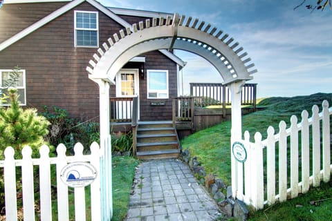 Aldoren's Wind 'n Tide Exterior and Gate - Aldoren's Wind 'n Tide exterior and gate.