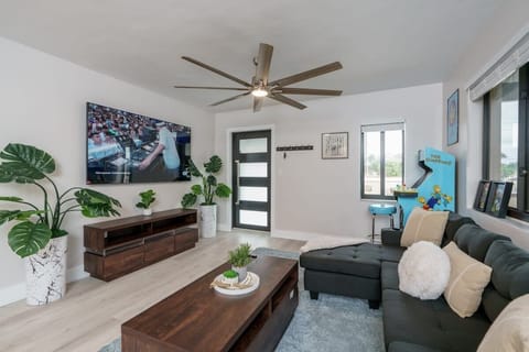 Spacious living room with large flat screen TV and Simpson's Arcade!