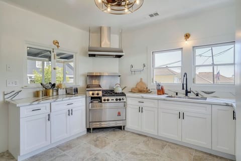 Cook, dine, and entertain with ease in this beautifully designed kitchen. 