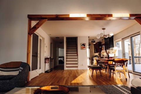 Huge window in the living room makes sunset light flow in to the space so beautifully 