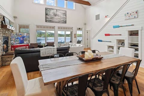 Dining area w/ views of the iconic Pend Oreille River