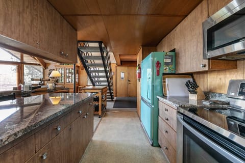 Kitchen: Kitchen bar w/3 barstools, fully equipped kitchen