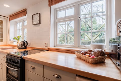 Archway Cottage Kitchen - StayCotswold