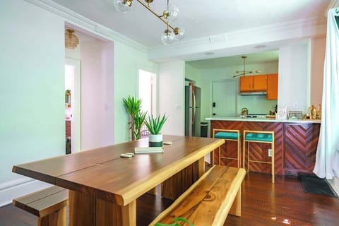 Enjoy the timeless elegance of our vintage coffee table, which combines intricate detailing and a sturdy design. This unique centerpiece adds a touch of warmth and character to your living area, perfect for cozy gatherings