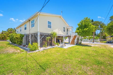 1 block from the beach with boat parking
