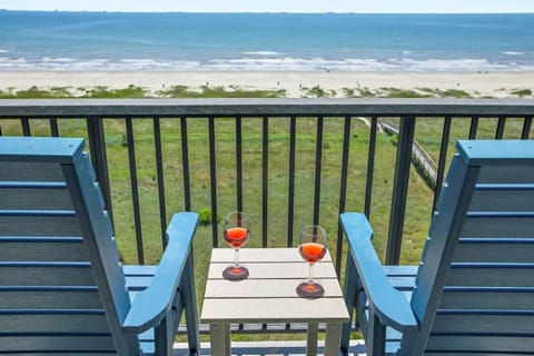 Could it get any more peaceful than this? And just imagine the sunset from this balcony!