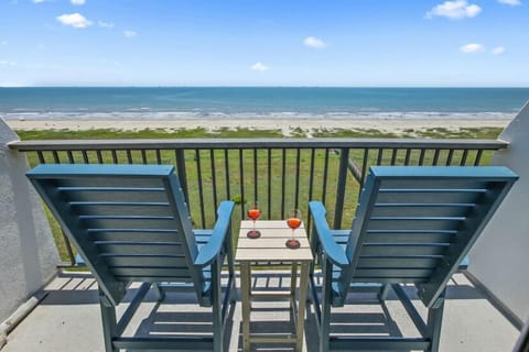 Could it get any more peaceful than this? And just imagine the sunset from this balcony!