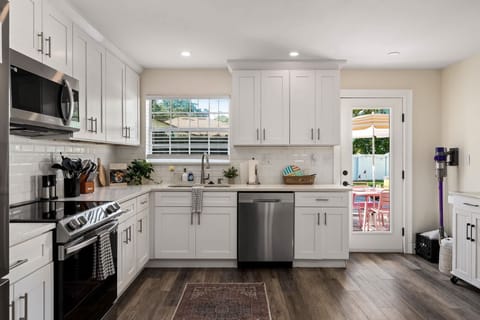 Microwave, Dishwasher, Oven and cooking utensiles!