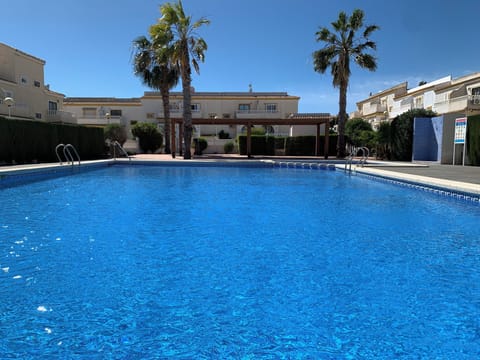 Piscina comunitaria abierta todo el año. 