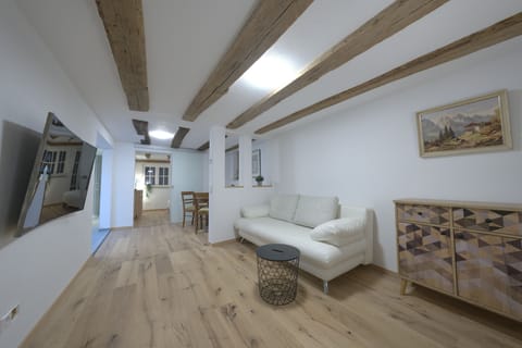 Wohnzimmer mit Blick ins Esszimmer